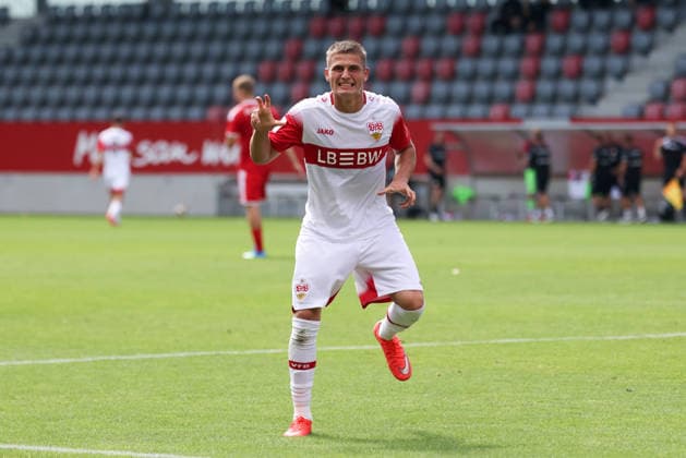 Jubel zum Tor zum 0:4 durch Enis Redzepi (VfB Stuttgart U19, 11), GER, FC Bayern Muenchen U19 vs. VfB Stuttgart U19, Fussball, U19 DFB-Nachwuchsliga, Gruppe D, 3. Spieltag, Saison 2026 2027, 19.08.2026, DFL DFB REGULATIONS PROHIBIT ANY USE OF PHOTOGRAPHS as IMAGE SEQUENCES and or QUASI-VIDEO, GER, FC Bayern Muenchen U19 vs. VfB Stuttgart U19, Fussball, U19 DFB-Nachwuchsliga, Gruppe D, 3. Spieltag, Saison 2026 2027, 19.08.2026 Muenchen *** Celebration after Enis Redzepi s goal to make it 0–4, VfB Stuttgart U19, 11, GER, FC Bayern Munich U19 vs. VfB Stuttgart U19, Soccer, U19 DFB Youth League, Group D, Matchday 3, 2026–2027 season, August 19, 2026, DFL and DFB regulations prohibit any use of photographs as image sequences and or quasi-video, GER, FC Bayern Munich U19 vs. VfB Stuttgart U19, Soccer, U19 DFB Youth League, Group D, Matchday 3, 2026–2027 Season, August 19, 2026, Munich Copyright: xEibner-Pressefoto JennixMaulx EP_JML