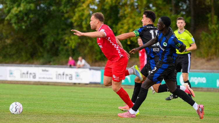 18.08.2026 - Fussball - 2. Bundesliga - Saison 2026 2027 - SpVgg Greuther Fürth Fuerth ( Kleeblatt ) - Training - - xwoxzix - Oliver Fobassam (22, FSV Zwickau ) Aaron Keller (11, SpVgg Greuther Fürth ) Omar Sillah (42, SpVgg Greuther Fürth ) *** August 18, 2026 Soccer 2. Bundesliga 2026–2027 Season SpVgg Greuther Fürth (Füroth Kleeblatt) Training xwoxzix Oliver Fobassam 22, FSV Zwickau Aaron Keller 11, SpVgg Greuther Fürth Omar Sillah 42, SpVgg Greuther Fürth