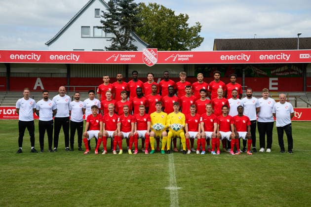 Mannschaftsfoto, DFB 3. Liga 2026 2027, TSV Havelse 1912 e.V., Media Day, 23.07.2026, Oben Links: Temilola Samuel Awoyale, Jesse Tugbenyo, Kwasi Okyere Wriedt, Finn Kiszka, Alexander Lyonell Guiddir, Leon Svitek, Jannik Oltrogge, Tyron Joe Uchenna Ohaji, Eric Voufack; Mittlere Reihe: Tino Schröder (Co-Trainer), Shahin Faridonpur (Co-Trainer Analyse), Ergin Ecir (Torwarttrainer), Torben Deppe (Co-Trainer), Samir Ferchichi (Cheftrainer Sportdirektor), Leon Sommer-Deiss, Robin Müller, Dennis Duah, Irichad Behrens, Donald Nduka, Semi Belkahia, Ermal Krasniqi, Lorenzo Paldino, Dr. Puja Ahmadi Zonouz (Mannschaftsarzt), Waldemar Dinges (Athletiktrainer, Maximilian Nottka (Koordinator Profifußball), Josef Dikutz (Betreuer); Untere Reihe: Anton Hanke, Johann Berger, Timo Friedrich, Kevin Schumacher, Tom Opitz, Fynn Wolter, Torben Engelking, Niklas Tauer, Max Lamby, Joel Darko Ampem Foto: Socrates Tassos picture-alliance DFB TSV Havelse 1912 2026 Studio Portraits *** Team photo, DFB 3rd Division 2026–2027, TSV Havelse 1912 e.V., Media Day, July 23, 2026, Top Left: Temilola Samuel Awoyale, Jesse Tugbenyo, Kwasi Okyere Wriedt, Finn Kiszka, Alexander Lyonell Guiddir, Leon Svitek, Jannik Oltrogge, Tyron Joe Uchenna Ohaji, Eric Voufack; Middle row: Tino Schröder (assistant coach), Shahin Faridonpur (assistant coach, analysis), Ergin Ecir (goalkeeper coach), Torben Deppe (assistant coach), Samir Ferchichi (head coach, sporting director), Leon Sommer Deiss, Robin Müller, Dennis Duah, Irichad Behrens, Donald Nduka, Semi Belkahia, Ermal Krasniqi, Lorenzo Paldino, Dr. Puja Ahmadi Zonouz (team doctor), Waldemar Dinges (strength and conditioning coach), Maximilian Nottka (professional soccer coordinator), Josef Dikutz (team manager) Bottom row: Anton Hanke, Johann Berger, Timo Friedrich, Kevin Schumacher, Tom Opitz, Fynn Wolter, Torben Engelking, Niklas Tauer, Max Lamby, Joel Darko Ampem. Photo: Socrates Tassos, picture alliance, DFB, TSV Havelse 1912–2026. Studio portraits