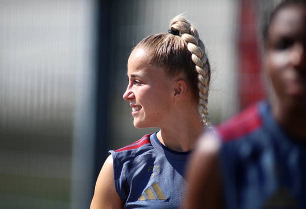 Fussball, Frauen, Saison 2026 2027, FC Bayern München, Training, Campus Giulia Gwinn (FC Bayern München) mit Blick nach rechts, Kopf, Portrait *** Soccer, Women, 2026–2027 Season, FC Bayern Munich, Practice, Campus Giulia Gwinn FC Bayern Munich, looking to the right, headshot, portrait