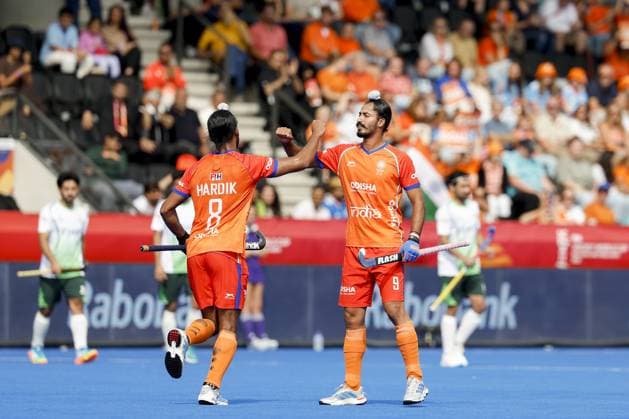 AMSTELVEEN - Hardik Singh of India (L) and Dilpreet Singh of India celebrate a goal during the group stage match at the Hockey World Cup between Pakistan and India at the Wagener Stadium. BAS CZERWINSKI ANP xVIxANPxSportx xxANPxIVx 565820605 originalFilename: 565820605.jpg