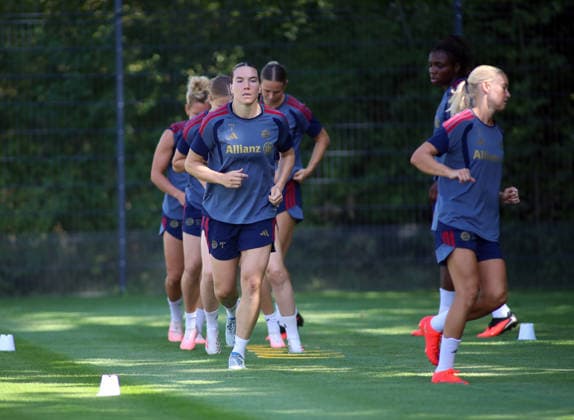 Fussball, Frauen, Saison 2026 2027, FC Bayern München, Training, Campus Vanessa Gilles (FC Bayern München) beim Laufen, Aufwärmen mit der Mannschaft *** Soccer, Women, 2026–2027 Season, FC Bayern Munich, Practice, Vanessa Gilles Campus, FC Bayern Munich on a run, warming up with the team