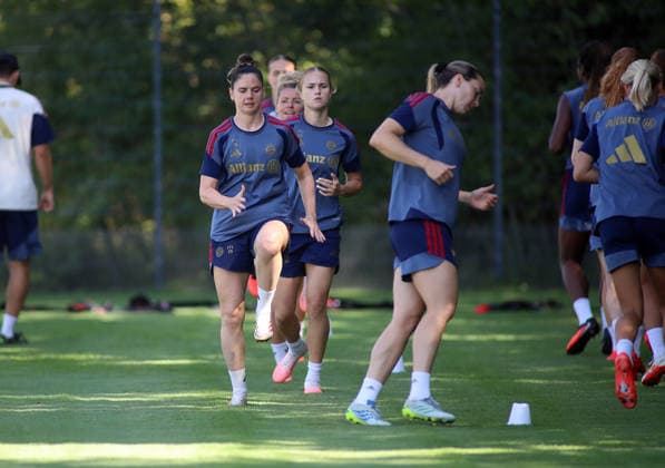 Fussball, Frauen, Saison 2026 2027, FC Bayern München, Training, Campus Sarah Zadrazil (FC Bayern München) beim Laufen, Aufwärmen mit der Mannschaft *** Soccer, Women, 2026–2027 Season, FC Bayern Munich, Practice, Campus Sarah Zadrazil: FC Bayern Munich running, warming up with the team