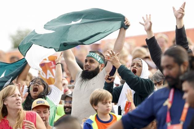 AMSTELVEEN - Pakistani supporters celebrate a goal during the group stage match at the Hockey World Cup between Pakistan and India at the Wagener Stadium. BAS CZERWINSKI ANP xVIxANPxSportx xxANPxIVx 565820611 originalFilename: 565820611.jpg