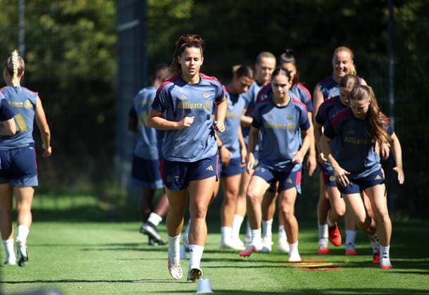 Fussball, Frauen, Saison 2026 2027, FC Bayern München, Training, Campus Lena Oberdorf (FC Bayern München) beim Laufen, Aufwärmen mit der Mannschaft *** Soccer, Women, 2026–2027 Season, FC Bayern Munich, Practice, Lena Oberdorf Campus, FC Bayern Munich running, warming up with the team