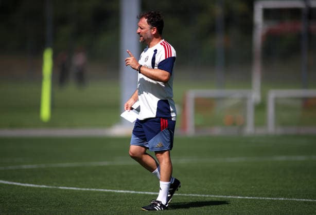 Fussball, Frauen, Saison 2026 2027, FC Bayern München, Training, Campus Jose Barcala, Trainer (FC Bayern München) hebt den Zeigefinger, gehend auf dem Trainingsplatz *** Soccer, Women, 2026–2027 Season, FC Bayern Munich, Practice, Jose Barcala Campus, FC Bayern Munich coach raises his index finger while walking on the practice field