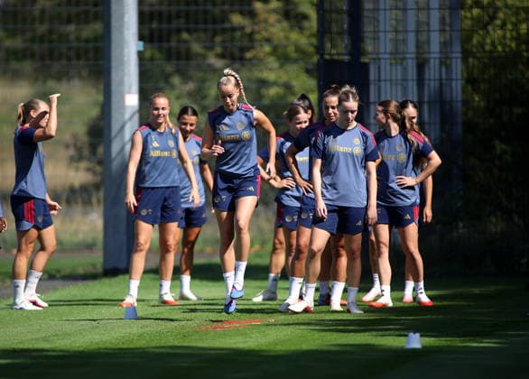 Fussball, Frauen, Saison 2026 2027, FC Bayern München, Training, Campus Giulia Gwinn (FC Bayern München) beim Laufen, Springen, Sprung, Aufwärmen mit der Mannschaft *** Soccer, Women, 2026–2027 Season, FC Bayern Munich, Training, Campus Giulia Gwinn: FC Bayern Munich running, jumping, warm-up with the team