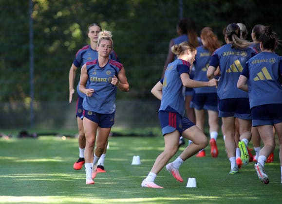 Fussball, Frauen, Saison 2026 2027, FC Bayern München, Training, Campus Linda Dallmann (FC Bayern München) beim Laufen, Aufwärmen mit der Mannschaft *** Soccer, Women, 2026–2027 Season, FC Bayern Munich, Practice, Campus Linda Dallmann: FC Bayern Munich running, warming up with the team