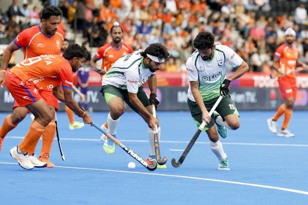 AMSTELVEEN - Waheed Ashraf Rana of Pakistan (M) and Ghazanfar Ali of Pakistan in a duel with Lalage Aditya Arjun of India during the group stage match at the Hockey World Cup between Pakistan and India at the Wagener Stadium. BAS CZERWINSKI ANP xVIxANPxSportx xxANPxIVx 565820753 originalFilename: 565820753.jpg