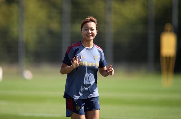 Fussball, Frauen, Saison 2026 2027, FC Bayern München, Training, Campus Momoko Tanikawa (FC Bayern München) grüsst, Grüeen, Hand heben *** Soccer, Women, 2026–2027 Season, FC Bayern Munich, Practice, Campus, Momoko Tanikawa, FC Bayern Munich Greets, Green, Raise Your Hand