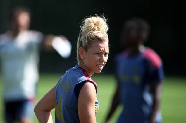 Fussball, Frauen, Saison 2026 2027, FC Bayern München, Training, Campus Linda Dallmann (FC Bayern München) dreht sich um, Blick nach hinten, umdrehen, Kopf, Oberkörper *** Soccer, Women, 2026–2027 Season, FC Bayern Munich, Training, Campus Linda Dallmann FC Bayern Munich turns around, looks back, turns around, head, upper body