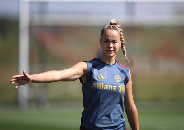 Fussball, Frauen, Saison 2026 2027, FC Bayern München, Training, Campus Giulia Gwinn (FC Bayern München) stehend, streckt den rechten Arm aus *** Soccer, Women, 2026–2027 Season, FC Bayern Munich, Practice, Campus: Giulia Gwinn of FC Bayern Munich is standing and extending her right arm