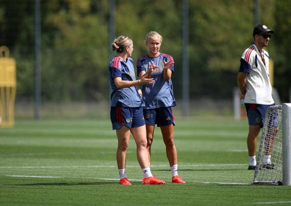 Fussball, Frauen, Saison 2026 2027, FC Bayern München, Training, Campus Barbara Dunst (FC Bayern München) (li.) mit Pernille Harder (FC Bayern München) (re.) im Gespräch zusammen stehend *** Soccer, Women, 2026–2027 Season, FC Bayern Munich, Training, Campus: Barbara Dunst (FC Bayern Munich, left) and Pernille Harder (FC Bayern Munich, right) standing together in conversation