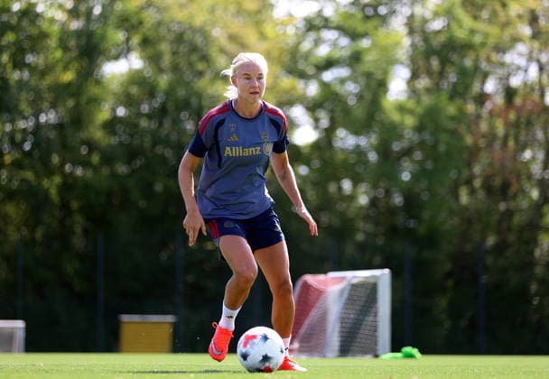 Fussball, Frauen, Saison 2026 2027, FC Bayern München, Training, Campus Pernille Harder (FC Bayern München) mit Ball *** Soccer, Women, 2026–2027 Season, FC Bayern Munich, Practice, Campus, Pernille Harder, FC Bayern Munich with the ball
