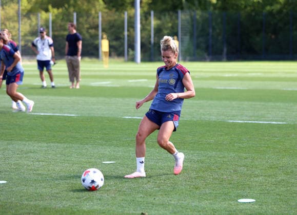 Fussball, Frauen, Saison 2026 2027, FC Bayern München, Training, Campus Linda Dallmann (FC Bayern München) mit Ball *** Soccer, Women, 2026–2027 Season, FC Bayern Munich, Practice, Campus Linda Dallmann, FC Bayern Munich with a ball