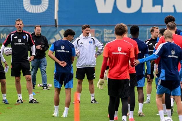 Trainer Merlin Polzin spricht zur Mannschaft ( HSV ) Deutschland , Hamburg , Volksparkstadion Trainingsgelände , Fussball , 1. Bundesliga , Training des Hamburger SV *** Coach Merlin Polzin addresses the team: HSV Germany, Hamburg, Volksparkstadion Training Facility, soccer, Bundesliga 1, Hamburger SV training session