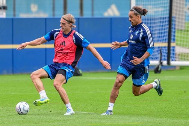Neuzugang Sebastiaan Bornauw Yussuf Poulsen ( HSV ) Deutschland , Hamburg , Volksparkstadion Trainingsgelände , Fussball , 1. Bundesliga , Training des Hamburger SV *** New Signing Sebastiaan Bornauw Yussuf Poulsen HSV Germany, Hamburg, Volksparkstadion Training Facility, Soccer, Bundesliga 1, Hamburger SV Training