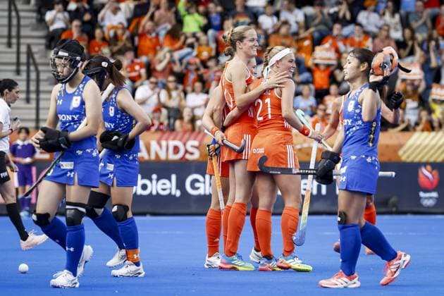 AMSTELVEEN - Felice Albers of the Netherlands and Pien Dicke of the Netherlands celebrate the 3-0 during the group stage match at the Hockey World Cup between the Netherlands and Japan at the Wagener Stadium. BAS CZERWINSKI ANP xVIxANPxSportx xxANPxIVx 565824471 originalFilename: 565824471.jpg