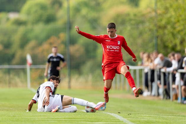 U19 DFB-Nachwuchsliga - Vorrunde Gruppe C: FC Rot-Weiß Erfurt vs. 1. FC Nürnberg; Erfurt; 19.08.2026 Cem Halaco ( 8; 1. FC Nürnberg U19) gegen Ole Schweigel ( 14; FC Rot-Weiß Erfurt U19) U19 DFB-Nachwuchsliga - Vorrunde Gruppe C: FC Rot-Weiß Erfurt vs. 1. FC Nürnberg; Hauptplatz Cyriaksgebreite Erfurt; 19.08.2026 DFB REGULATIONS PROHIBIT ANY USE OF PHOTOGRAPHS AS IMAGE SEQUENCES AND OR QUASI-VIDEO. *** U19 DFB Youth League Preliminary Round Group C FC Rot-Weiß Erfurt vs. 1. FC Nürnberg Erfurt, August 19, 2026; Cem Halaco 8 (1. FC Nürnberg U19) vs. Ole Schweigel 14 (FC Rot-Weiß Erfurt U19); U19 DFB Youth League Preliminary Round Group C FC Rot-Weiß Erfurt vs. 1. FC Nürnberg Main Field, Cyriaksgebreite, Erfurt August 19, 2026 DFB regulations prohibit any use of photographs as image sequences and or quasi-video Copyright: xBEAUTIFULxSPORTS Duehringx