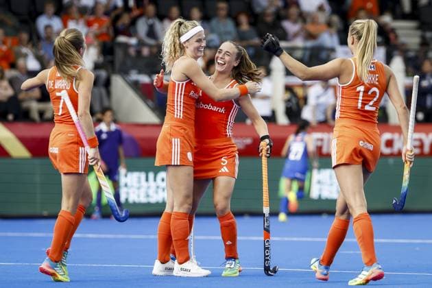 AMSTELVEEN - Xan de Waard of the Netherlands, Yibbi Jansen of the Netherlands, Lisa Post of the Netherlands and Luna Fokke of the Netherlands celebrate the 4-0 during the group stage match at the Hockey World Cup between the Netherlands and Japan at the Wagener Stadium. BAS CZERWINSKI ANP xVIxANPxSportx xxANPxIVx 565824685 originalFilename: 565824685.jpg