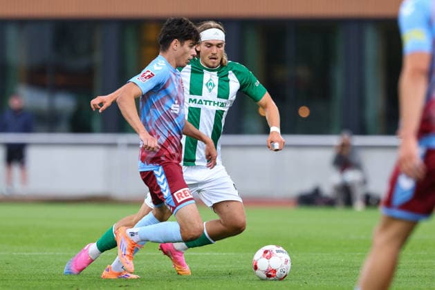 v.li.: Ilir Serifi (SC Weiche Flensburg 08, 11) und Noah Weißbach (SV Werder Bremen II, 25) im Zweikampf, Duell, Dynamik, Aktion, Action, Spielszene, 19.08.2026, Bremen (Deutschland), Fussball, Regionalliga Nord, SV Werder Bremen II - SC Weiche Flensburg *** v li Ilir Serifi (SC Weiche Flensburg 08), 11, and Noah Weißbach (SV Werder Bremen II), 25, in a tackle, duel, dynamic moment, action, game scene, August 19, 2026, Bremen, Germany, soccer, Regionalliga Nord, SV Werder Bremen II vs. SC Weiche Flensburg xobx