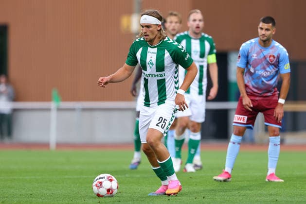 Noah Weißbach (SV Werder Bremen II, 25) am Ball, Einzelbild, Ganzkörper, Aktion, Action, Spielszene, 19.08.2026, Bremen (Deutschland), Fussball, Regionalliga Nord, SV Werder Bremen II - SC Weiche Flensburg *** Noah Weißbach, SV Werder Bremen II, age 25, on the ball, single frame, full body, action, game scene, August 19, 2026, Bremen, Germany, soccer, Regionalliga Nord, SV Werder Bremen II vs. SC Weiche Flensburg xobx