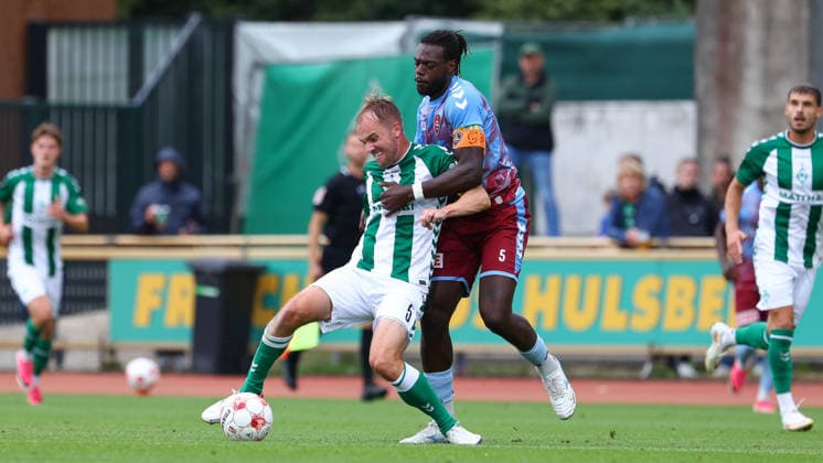v.li.: Cimo Röcker (SV Werder Bremen II, 5) und Kevin Bondombe (SC Weiche Flensburg 08, 5) im Zweikampf, Duell, Dynamik, Aktion, Action, Spielszene, 19.08.2026, Bremen (Deutschland), Fussball, Regionalliga Nord, SV Werder Bremen II - SC Weiche Flensburg *** From left: Cimo Röcker (SV Werder Bremen II), 5, and Kevin Bondombe (SC Weiche Flensburg 08), 5, in a one-on-one battle; duel; dynamic play; action; game scene; August 19, 2026, Bremen, Germany, soccer, Regionalliga Nord, SV Werder Bremen II vs. SC Weiche Flensburg xobx