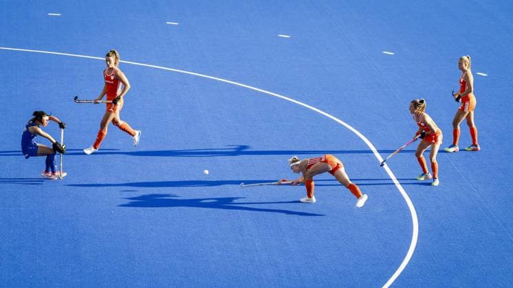 AMSTELVEEN - Miyu Suzuki of Japan, Rosa Fernig of the Netherlands, Yibbi Jansen of the Netherlands, Xan de Waard of the Netherlands and Luna Fokke of the Netherlands during the group stage match at the Hockey World Cup between the Netherlands and Japan at the Wagener Stadium. BAS CZERWINSKI ANP xVIxANPxSportx xxANPxIVx 565826225 originalFilename: 565826225.jpg