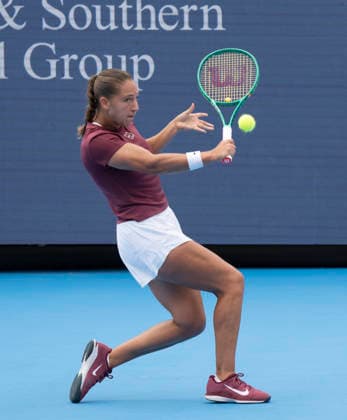 TENNIS 2026: Cincinnati Open Aug. 26 August 19, 2026: Diane Parry (FRA) loses to Iga Swiatek (POL) at the Cincinnati Open being played at Lindner Family Tennis Center in Mason, Ohio, {USA} Ã‚ÂLeslie Billman Tennisclix Cal Media CSM (Credit Image: Â Leslie Billman Cal Sport Media) Mason Ohio USA EDITORIAL USE ONLY Copyright: xx ZUMA-20260819_zma_c04_005.jpg LesliexBillmanx csmphotothree512806
