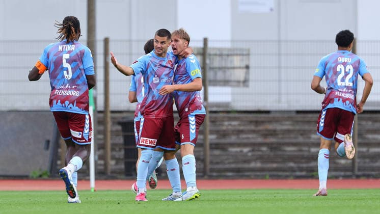 Spieler von SC Weiche Flensburg 08 mit Torjubel, Jubel, jubeln, jubelt, optimistisch, Spielszene, Highlight, Freude über das Tor zum 1:1, 19.08.2026, Bremen (Deutschland), Fussball, Regionalliga Nord, SV Werder Bremen II - SC Weiche Flensburg *** SC Weiche Flensburg 08 players celebrating a goal, cheering, jubilant, optimistic, game action, highlight, joy over the goal that tied the score at 1–1, August 19, 2026, Bremen, Germany, soccer, Regionalliga Nord, SV Werder Bremen II vs. SC Weiche Flensburg xobx