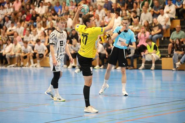 Klas Bergemann ( 17; TSV Altenholz) springt zum Wurf und hält den Ball mit beiden Händen über dem Kopf. Im Hintergrund beobachtet ein THW-Kiel-Spieler die Szene, ein Schiedsrichter steht bereit. Klas Bergemann ( 17; TSV Altenholz) beim Wurfversuch in der Edgar Meschkat Halle *** Klas Bergemann, No. 17 of TSV Altenholz, jumps to take a shot and holds the ball above his head with both hands. In the background, a THW Kiel player watches the action, and a referee stands by. Klas Bergemann, No. 17 of TSV Altenholz, attempts a shot in the Edgar Meschkat Hall. Copyright: xspeedshotx