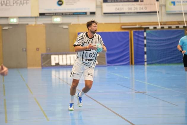 Harald Reinkind ( 6; THW Kiel) läuft mit dem Ball in der Hand über das Spielfeld der Edgar Meschkat Halle in Altenholz. Im Hintergrund ist das Tor sowie ein Schiedsrichter am rechten Bildrand zu sehen. Harald Reinkind ( 6; THW Kiel) mit Ball in der Edgar Meschkat Halle *** Harald Reinkind 6 of THW Kiel runs across the court at the Edgar Meschkat Halle in Altenholz with the ball in his hand. In the background, the goal can be seen, as well as a referee on the right edge of the frame. Harald Reinkind 6 of THW Kiel with the ball at the Edgar Meschkat Halle Copyright: xspeedshotx