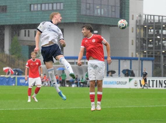Gelsenkirchen: DFB-Nachwuchsliga FC Schalke 04 U19 - Rot-Weiss Essen U19 ** NUR FÜR REDAKTIONELLE ZWECKE ** EDITORIAL USE ONLY **<p>Im Spiel FC Schalke 04 U19 (weiss) gegen Rot-Weiss Essen U19 (rot) am Mittwoch, den 19. August 2026, im Parkstadion in Gelsenkirchen. Deutschland NRW Gelsenkirchen Copyright: UwexErnst *** Gelsenkirchen, DFB Youth League: FC Schalke 04 U19 vs. Rot Weiss Essen U19 ** FOR EDITORIAL USE ONLY ** EDITORIAL USE ONLY ** p In the match between FC Schalke 04 U19 (white) and Rot Weiss Essen U19 (red) on Wednesday, August 19, 2026, at the Parkstadion in Gelsenkirchen, Germany (North Rhine-Westphalia, Gelsenkirchen). Copyright UwexErnst Copyright: UwexErnst doc878a5q7e175gykszw9c ,EDITORIAL USE ONLY