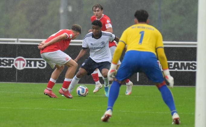 Gelsenkirchen: DFB-Nachwuchsliga FC Schalke 04 U19 - Rot-Weiss Essen U19 ** NUR FÜR REDAKTIONELLE ZWECKE ** EDITORIAL USE ONLY **<p>Im Spiel FC Schalke 04 U19 (weiss) gegen Rot-Weiss Essen U19 (rot) am Mittwoch, den 19. August 2026, im Parkstadion in Gelsenkirchen. Deutschland NRW Gelsenkirchen Copyright: UwexErnst *** Gelsenkirchen, DFB Youth League: FC Schalke 04 U19 vs. Rot Weiss Essen U19 ** FOR EDITORIAL USE ONLY ** EDITORIAL USE ONLY ** p In the match between FC Schalke 04 U19 (white) and Rot Weiss Essen U19 (red) on Wednesday, August 19, 2026, at the Parkstadion in Gelsenkirchen, Germany (North Rhine-Westphalia, Gelsenkirchen). Copyright UwexErnst Copyright: UwexErnst doc878a5rmif7neleh8pqe ,EDITORIAL USE ONLY