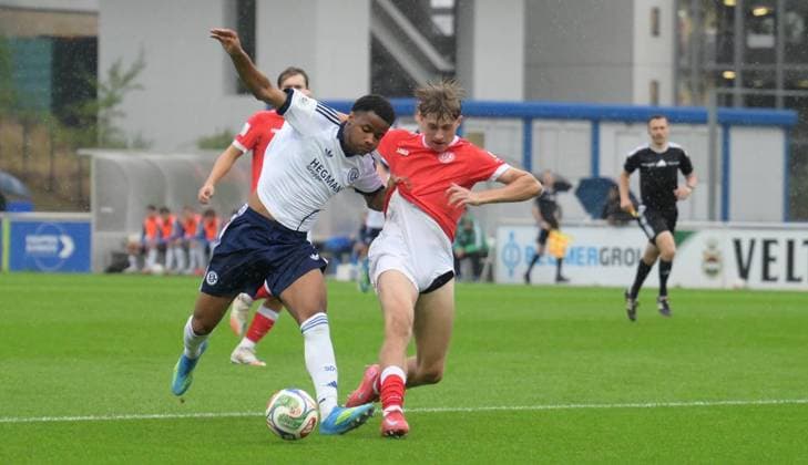 Gelsenkirchen: DFB-Nachwuchsliga FC Schalke 04 U19 - Rot-Weiss Essen U19 ** NUR FÜR REDAKTIONELLE ZWECKE ** EDITORIAL USE ONLY **<p>Im Spiel FC Schalke 04 U19 (weiss) gegen Rot-Weiss Essen U19 (rot) am Mittwoch, den 19. August 2026, im Parkstadion in Gelsenkirchen. Deutschland NRW Gelsenkirchen Copyright: UwexErnst *** Gelsenkirchen, DFB Youth League: FC Schalke 04 U19 vs. Rot Weiss Essen U19 ** FOR EDITORIAL USE ONLY ** EDITORIAL USE ONLY ** p In the match between FC Schalke 04 U19 (white) and Rot Weiss Essen U19 (red) on Wednesday, August 19, 2026, at the Parkstadion in Gelsenkirchen, Germany (North Rhine-Westphalia), Gelsenkirchen. Copyright UwexErnst Copyright: UwexErnst doc878a8kgvshxfvecw9et ,EDITORIAL USE ONLY