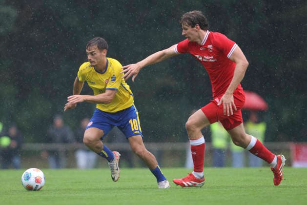 Marvin Obuz (Rot-Weiss Essen) und Tymoteusz Miller (SV Sonsbeck) im Zweikampf waehrend des Spiels des Niederrheinpokal zwischen SV Sonsbeck und Rot-Weiss Essen, Willy-Lemkens-Sportpark am 19. August 2026 in Sonsbeck, Deutschland. (Foto von Oliver Kaelke DeFodi Images) +++ Marvin Obuz (Rot-Weiss Essen) und Tymoteusz Miller (SV Sonsbeck) battle for the ball during the 3. Liga match between SV Sonsbeck and Rot-Weiss Essen at Willy-Lemkens-Sportpark on August 19, 2026 in Sonsbeck, Germany. (Photo by Oliver Kaelke DeFodi Images) DFB DFL REGULATIONS PROHIBIT ANY USE OF PHOTOGRAPHS AS IMAGE SEQUENCES AND OR QUASI-VIDEO. (Photo by Oliver Kaelke DeFodi Images) - *** Marvin Obuz of Rot Weiss Essen and Tymoteusz Miller of SV Sonsbeck in a tackle during the Lower Rhine Cup match between SV Sonsbeck and Rot Weiss Essen, Willy Lemkens Sportpark on August 19, 2026, in Sonsbeck, Germany. Photo by Oliver Kaelke, DeFodi Images. Marvin Obuz of Rot-Weiss Essen and Tymoteusz Miller of SV Sonsbeck battle for the ball during the 3. Liga match between SV Sonsbeck and Rot-Weiss Essen at Willy Lemkens Sportpark on August 19, 2026 in Sonsbeck, Germany. Photo by Oliver Kaelke, DeFodi Images. DFB and DFL regulations prohibit any use of photographs as image sequences and or quasi-video. Photo by Oliver Kaelke, DeFodi Images.