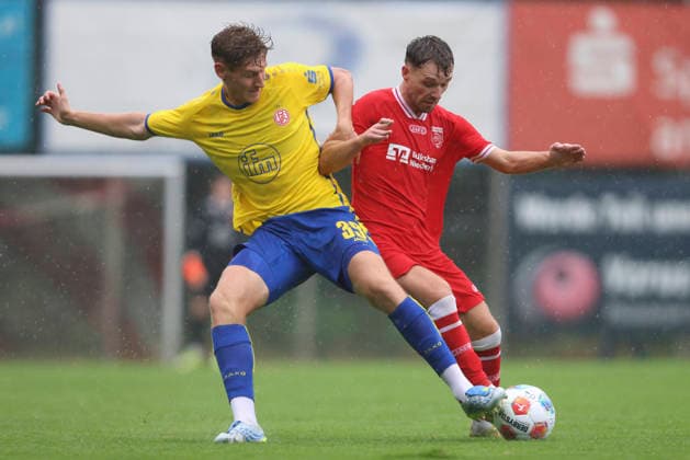 Gianluca Swajkowski (Rot-Weiss Essen) und Philipp Elspass (SV Sonsbeck) im Zweikampf waehrend des Spiels des Niederrheinpokal zwischen SV Sonsbeck und Rot-Weiss Essen, Willy-Lemkens-Sportpark am 19. August 2026 in Sonsbeck, Deutschland. (Foto von Oliver Kaelke DeFodi Images) +++ Gianluca Swajkowski (Rot-Weiss Essen) und Philipp Elspass (SV Sonsbeck) battle for the ball during the 3. Liga match between SV Sonsbeck and Rot-Weiss Essen at Willy-Lemkens-Sportpark on August 19, 2026 in Sonsbeck, Germany. (Photo by Oliver Kaelke DeFodi Images) DFB DFL REGULATIONS PROHIBIT ANY USE OF PHOTOGRAPHS AS IMAGE SEQUENCES AND OR QUASI-VIDEO. (Photo by Oliver Kaelke DeFodi Images) - *** Gianluca Swajkowski of Rot Weiss Essen and Philipp Elspass of SV Sonsbeck in a tackle during the Lower Rhine Cup match between SV Sonsbeck and Rot Weiss Essen at Willy Lemkens Sportpark on August 19, 2026, in Sonsbeck, Germany. Photo by Oliver Kaelke, DeFodi Images. Gianluca Swajkowski of Rot-Weiss Essen and Philipp Elspass of SV Sonsbeck battle for the ball during the 3. Liga match between SV Sonsbeck and Rot-Weiss Essen at Willy Lemkens Sportpark on August 19, 2026 in Sonsbeck, Germany. Photo by Oliver Kaelke, DeFodi Images. DFB and DFL regulations prohibit any use of photographs as image sequences and or quasi-video. Photo by Oliver Kaelke, DeFodi Images
