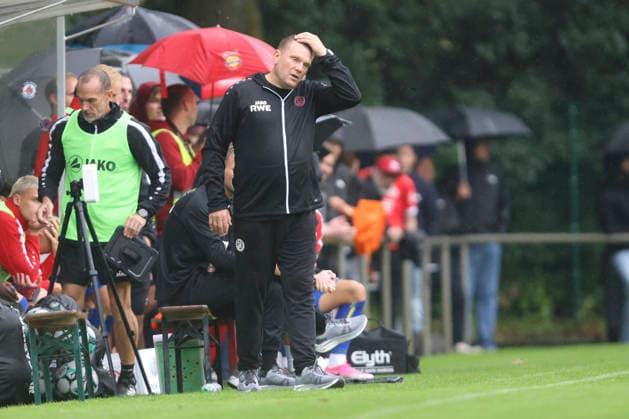Trainer Uwe Koschinat (Rot-Weiss Essen) gestikuliert, Gestik waehrend des Spiels des Niederrheinpokal zwischen SV Sonsbeck und Rot-Weiss Essen, Willy-Lemkens-Sportpark am 19. August 2026 in Sonsbeck, Deutschland. (Foto von Oliver Kaelke DeFodi Images) +++ Trainer Uwe Koschinat (Rot-Weiss Essen) gestures during the 3. Liga match between SV Sonsbeck and Rot-Weiss Essen at Willy-Lemkens-Sportpark on August 19, 2026 in Sonsbeck, Germany. (Photo by Oliver Kaelke DeFodi Images) DFB DFL REGULATIONS PROHIBIT ANY USE OF PHOTOGRAPHS AS IMAGE SEQUENCES AND OR QUASI-VIDEO. (Photo by Oliver Kaelke DeFodi Images) - *** Coach Uwe Koschinat of Rot Weiss Essen gestures during the Lower Rhine Cup match between SV Sonsbeck and Rot Weiss Essen, Willy Lemkens Sportpark on August 19, 2026, in Sonsbeck, Germany. Photo by Oliver Kaelke, DeFodi Images. Coach Uwe Koschinat of Rot Weiss Essen gestures during the 3. Liga match between SV Sonsbeck and Rot Weiss Essen at Willy Lemkens Sportpark on August 19, 2026 in Sonsbeck, Germany Photo by Oliver Kaelke, DeFodi Images DFB and DFL regulations prohibit any use of photographs as image sequences and or quasi-video Photo by Oliver Kaelke, DeFodi Images