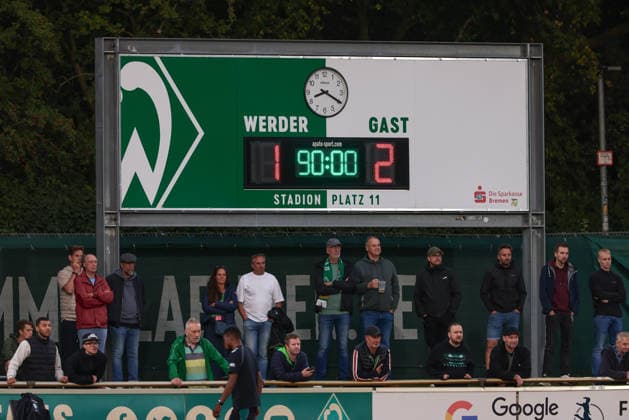 Die Anzeigetafel zeigt den Endstand von 1:2 an, Ergebnis, Endergebnis, Endstand, Tore, Videowall, Videowand, Anzeige, 19.08.2026, Bremen (Deutschland), Fussball, Regionalliga Nord, SV Werder Bremen II - SC Weiche Flensburg *** The scoreboard shows the final score of 1-2, result, final result, final score, goals, video wall, display, August 19, 2026, Bremen, Germany, soccer, Regionalliga Nord, SV Werder Bremen II vs. SC Weiche Flensburg xobx