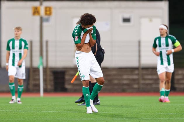Jasha Barry (SV Werder Bremen II, 7) enttäuscht über die Niederlage, Enttäuschung nach dem Schlusspfiff, Abpfiff, Highlight, Verlierer, verloren, Frustration, pessimistisch, traurig, 19.08.2026, Bremen (Deutschland), Fussball, Regionalliga Nord, SV Werder Bremen II - SC Weiche Flensburg *** Jasha Barry, SV Werder Bremen II, 7, disappointed by the loss, disappointment after the final whistle, final whistle, highlight, losers, lost, frustration, pessimistic, sad, August 19, 2026, Bremen, Germany, soccer, Regionalliga Nord, SV Werder Bremen II vs. SC Weiche Flensburg xobx