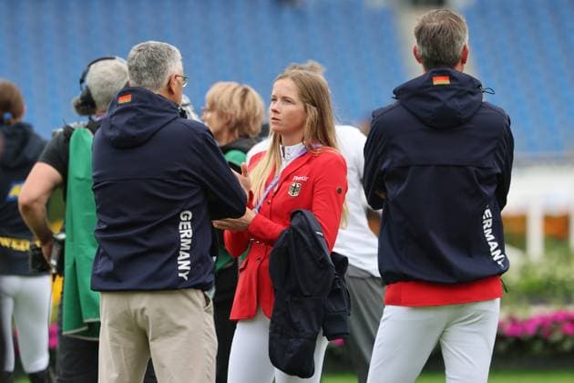 Besprechung des Parcours von Sophie Hinners (GER, Deutschland) mit Bundestrainer Springreiten Otto Becker und ihrem Teamkollegen Daniel Deusser (GER, Deutschland) , Springen, FEI Jumping World Championship, WM, Weltmeisterschaft , Turkish Airlines-Prize, Einzel und Teamwertung, Jumping , AACHEN - FEI World Championships 2026, Weltfest des Pferdesports, Reitsport Weltmeisterschaft 2026, Aachen 2026, Welcome Home 2026, Aachener Soers, 11. bis 23. August 2026, Reitsport, 19.08.2026, Aachen Aachener Soers Deutschland *** Discussion of the course with Sophie Hinners (GER, Germany) and German national show jumping coach Otto Becker, along with her teammate Daniel Deusser (GER, Germany); Show Jumping, FEI Jumping World Championship, Turkish Airlines Prize, individual and team competitions, Jumping, AACHEN FEI World Championships 2026, World Festival of Equestrian Sports, 2026 Equestrian World Championships, Aachen 2026, Welcome Home 2026, Aachen Soers, August 11–23, 2026, Equestrian Sports, August 19, 2026, Aachen Soers, Germany