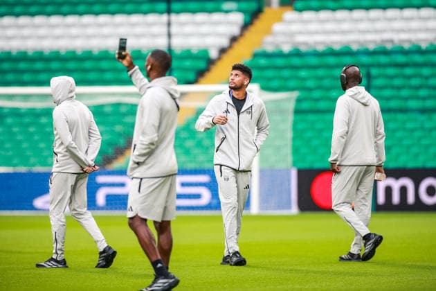 SOCCER - UEFA CL, Celtic vs LASK GLASGOW,SCOTLAND,19.AUG.26 - SOCCER - UEFA Champions League, play-off, Celtic Glasgow vs Linzer ASK. Image shows the team of LASK pitch inspection.  GEPAxpictures xManuelxBinder