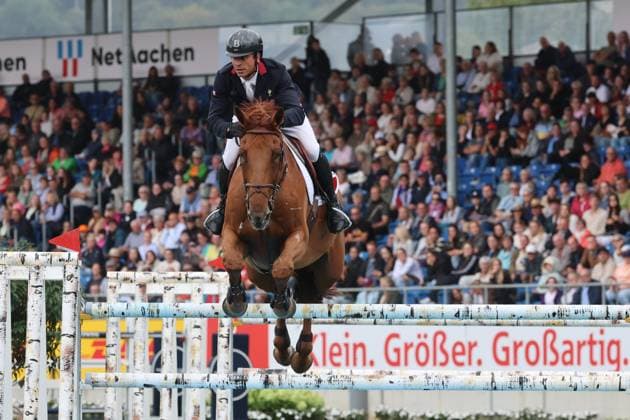 1. Platz nach dem 1 Springen: Julien Epaillard (FRA, Frankreich) mit Pferd Fringan De Vesquerie , Springen, FEI Jumping World Championship, WM, Weltmeisterschaft , Turkish Airlines-Prize, Einzel und Teamwertung, Jumping , AACHEN - FEI World Championships 2026, Weltfest des Pferdesports, Reitsport Weltmeisterschaft 2026, Aachen 2026, Welcome Home 2026, Aachener Soers, 11. bis 23. August 2026, Reitsport, 19.08.2026, Aachen Aachener Soers Deutschland *** 1st place after the first jumping round: Julien Epaillard (FRA, France) with his horse Fringan De Vesquerie; Jumping; FEI Jumping World Championship; Turkish Airlines Prize; Individual and Team Competitions; Jumping; AACHEN FEI World Championships 2026, World Festival of Equestrian Sports, 2026 Equestrian World Championships, Aachen 2026, Welcome Home 2026, Aachen Soers, August 11–23, 2026, Equestrian Sports, August 19, 2026, Aachen Soers, Germany