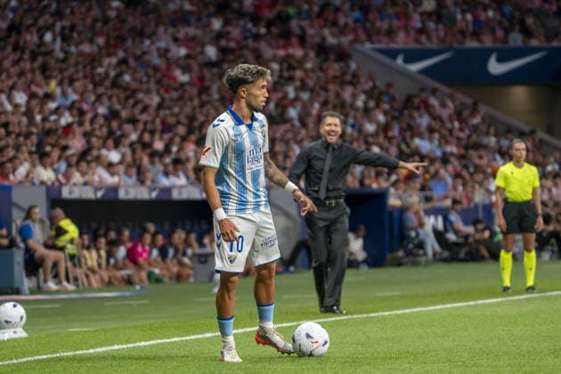MADRID, SPAIN - AUGUST 19: David Larrubia (N10) in action while Simeone looks at him during La Liga match between Atlético de Madrid and Malaga at the Estadio Riyadh Air Metropolitano on the 19th of august, 2026 in Madrid, Spain  Copyright: xAndresxLopezxSheridanxx xSPPx Sportspressphoto_SPR210833
