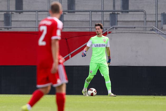 Tom Walz (VfB Stuttgart U19, 01) mit Ball, GER, FC Bayern Muenchen U19 vs. VfB Stuttgart U19, Fussball, U19 DFB-Nachwuchsliga, Gruppe D, 3. Spieltag, Saison 2026 2027, 19.08.2026, DFL DFB REGULATIONS PROHIBIT ANY USE OF PHOTOGRAPHS as IMAGE SEQUENCES and or QUASI-VIDEO, GER, FC Bayern Muenchen U19 vs. VfB Stuttgart U19, Fussball, U19 DFB-Nachwuchsliga, Gruppe D, 3. Spieltag, Saison 2026 2027, 19.08.2026 Muenchen *** Tom Walz, VfB Stuttgart U19, No. 01 with the ball, GER, FC Bayern Munich U19 vs. VfB Stuttgart U19, soccer, DFB U19 Youth League, Group D, Matchday 3, 2026–2027 season, August 19, 2026, DFL and DFB regulations prohibit any use of photographs as image sequences and or quasi-video, GER, FC Bayern Munich U19 vs. VfB Stuttgart U19, soccer, U19 DFB Youth League, Group D, Matchday 3, 2026–2027 Season, August 19, 2026, Munich Copyright: xEibner-Pressefoto JennixMaulx EP_JML