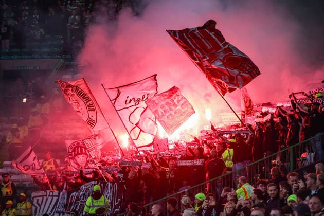 SOCCER - UEFA CL, Celtic vs LASK GLASGOW,SCOTLAND,19.AUG.26 - SOCCER - UEFA Champions League, play-off, Celtic Glasgow vs Linzer ASK. Image shows bengal fire by fans of Lask.  GEPAxpictures xManuelxBinder