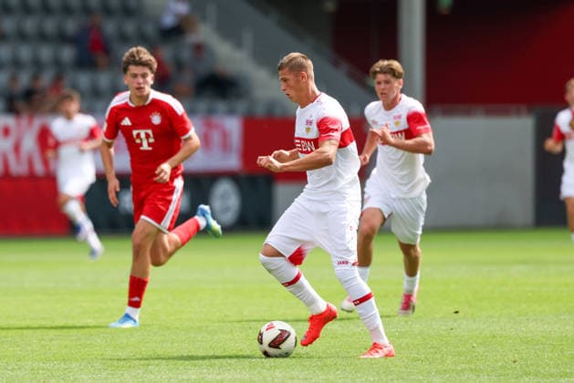 Enis Redzepi (VfB Stuttgart U19, 11) mit Ball, GER, FC Bayern Muenchen U19 vs. VfB Stuttgart U19, Fussball, U19 DFB-Nachwuchsliga, Gruppe D, 3. Spieltag, Saison 2026 2027, 19.08.2026, DFL DFB REGULATIONS PROHIBIT ANY USE OF PHOTOGRAPHS as IMAGE SEQUENCES and or QUASI-VIDEO, GER, FC Bayern Muenchen U19 vs. VfB Stuttgart U19, Fussball, U19 DFB-Nachwuchsliga, Gruppe D, 3. Spieltag, Saison 2026 2027, 19.08.2026 Muenchen *** Enis Redzepi, VfB Stuttgart U19, No. 11 with the ball, GER, FC Bayern Munich U19 vs. VfB Stuttgart U19, soccer, U19 DFB Youth League, Group D, Matchday 3, 2026–2027 season, August 19, 2026, DFL and DFB regulations prohibit any use of photographs as image sequences and or quasi-video, GER, FC Bayern Munich U19 vs. VfB Stuttgart U19, soccer, U19 DFB Youth League, Group D, Matchday 3, 2026–2027 Season, August 19, 2026, Munich Copyright: xEibner-Pressefoto JennixMaulx EP_JML