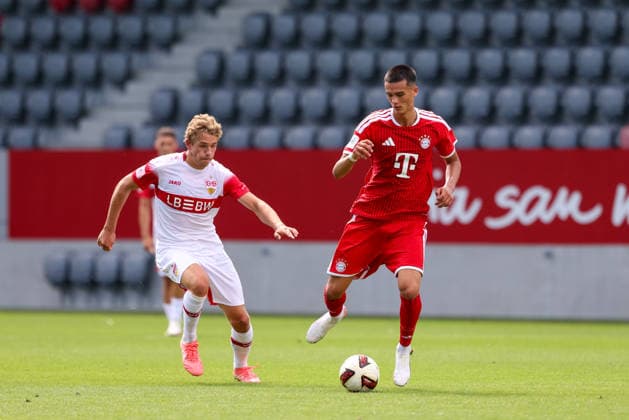 Zweikampf zwischen Malik Mosrati (FC Bayern Muenchen U19, 10) und Felix Neunhoeffer(VfB Stuttgart U19, 04), GER, FC Bayern Muenchen U19 vs. VfB Stuttgart U19, Fussball, U19 DFB-Nachwuchsliga, Gruppe D, 3. Spieltag, Saison 2026 2027, 19.08.2026, DFL DFB REGULATIONS PROHIBIT ANY USE OF PHOTOGRAPHS as IMAGE SEQUENCES and or QUASI-VIDEO, GER, FC Bayern Muenchen U19 vs. VfB Stuttgart U19, Fussball, U19 DFB-Nachwuchsliga, Gruppe D, 3. Spieltag, Saison 2026 2027, 19.08.2026 Muenchen *** Tackle between Malik Mosrati of FC Bayern Munich U19, 10, and Felix Neunhoeffer of VfB Stuttgart U19, 04, GER, FC Bayern Munich U19 vs. VfB Stuttgart U19, Soccer, U19 DFB Youth League, Group D, Matchday 3, 2026–2027 Season, August 19, 2026, DFL and DFB regulations prohibit any use of photographs as image sequences and or quasi-video, GER, FC Bayern Munich U19 vs. VfB Stuttgart U19, Soccer, U19 DFB Youth League, Group D, Matchday 3, 2026–2027 Season, August 19, 2026, Munich Copyright: xEibner-Pressefoto JennixMaulx EP_JML