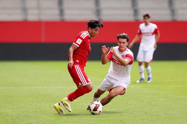 Skender Nuraj (FC Bayern Muenchen U19, 03) mit Ball, mit Neno Zezelj (VfB Stuttgart U19, 07), GER, FC Bayern Muenchen U19 vs. VfB Stuttgart U19, Fussball, U19 DFB-Nachwuchsliga, Gruppe D, 3. Spieltag, Saison 2026 2027, 19.08.2026, DFL DFB REGULATIONS PROHIBIT ANY USE OF PHOTOGRAPHS as IMAGE SEQUENCES and or QUASI-VIDEO, GER, FC Bayern Muenchen U19 vs. VfB Stuttgart U19, Fussball, U19 DFB-Nachwuchsliga, Gruppe D, 3. Spieltag, Saison 2026 2027, 19.08.2026 Muenchen *** Skender Nuraj, FC Bayern Munich U19, No. 03, with the ball, alongside Neno Zezelj, VfB Stuttgart U19, 07, GER, FC Bayern Munich U19 vs. VfB Stuttgart U19, soccer, U19 DFB Youth League, Group D, Matchday 3, 2026–2027 season, August 19, 2026, DFL and DFB regulations prohibit any use of photographs as image sequences and or quasi-video, GER, FC Bayern Munich U19 vs. VfB Stuttgart U19, soccer, U19 DFB Youth League, Group D, Matchday 3, 2026–2027 Season, August 19, 2026, Munich Copyright: xEibner-Pressefoto JennixMaulx EP_JML