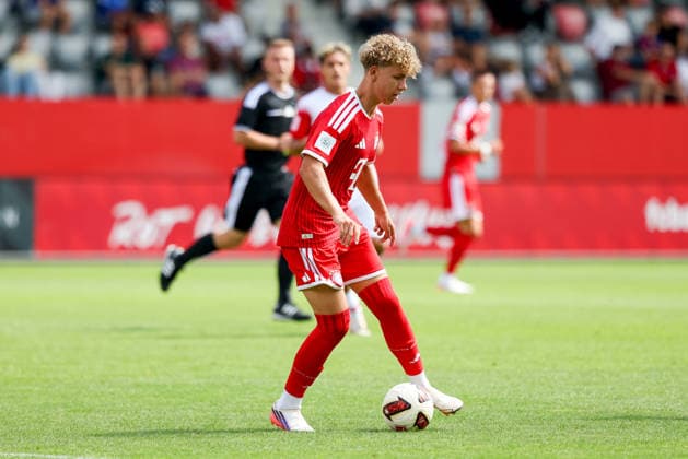 Kuba Horoszczak (FC Bayern Muenchen U19, 07) mit Ball, GER, FC Bayern Muenchen U19 vs. VfB Stuttgart U19, Fussball, U19 DFB-Nachwuchsliga, Gruppe D, 3. Spieltag, Saison 2026 2027, 19.08.2026, DFL DFB REGULATIONS PROHIBIT ANY USE OF PHOTOGRAPHS as IMAGE SEQUENCES and or QUASI-VIDEO, GER, FC Bayern Muenchen U19 vs. VfB Stuttgart U19, Fussball, U19 DFB-Nachwuchsliga, Gruppe D, 3. Spieltag, Saison 2026 2027, 19.08.2026 Muenchen *** Kuba Horoszczak, FC Bayern Munich U19, age 7, with the ball, GER, FC Bayern Munich U19 vs. VfB Stuttgart U19, soccer, U19 DFB Youth League, Group D, Matchday 3, 2026–2027 season, August 19, 2026, DFL and DFB regulations prohibit any use of photographs as image sequences and or quasi-video, GER, FC Bayern Munich U19 vs. VfB Stuttgart U19, soccer, U19 DFB Youth League, Group D, Matchday 3, 2026–2027 Season, August 19, 2026, Munich Copyright: xEibner-Pressefoto JennixMaulx EP_JML